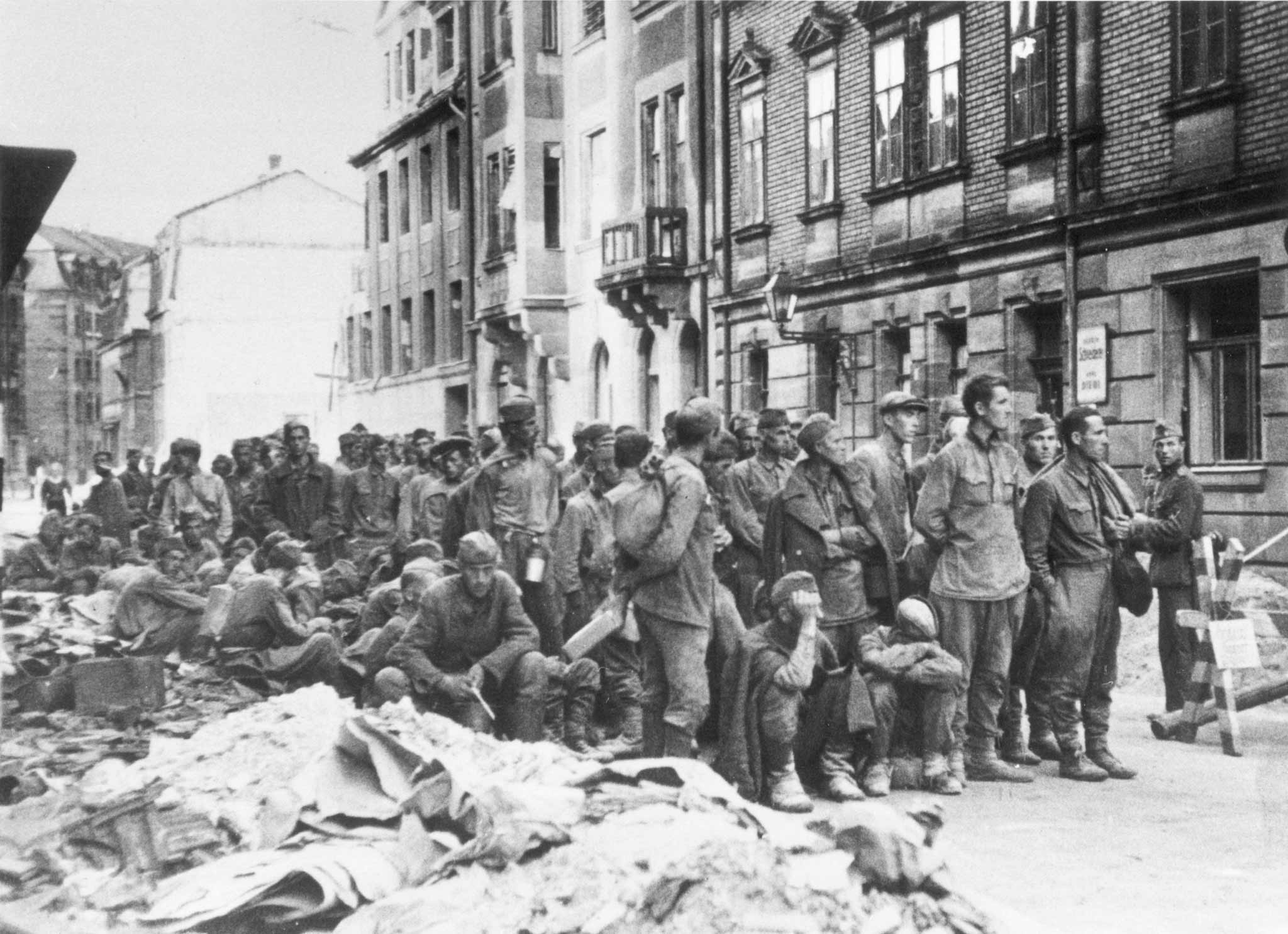 0410 00 Sowjetische Kriegsgefangene Vor Transport 1942