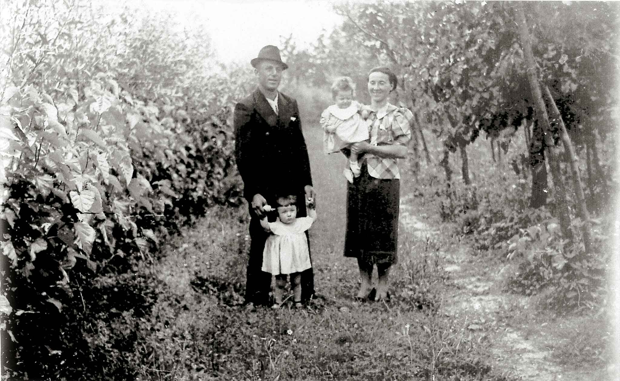 Luigi Di Marco con la moglie e i primi due figli nella loro piccola proprietà agricola, 1940.