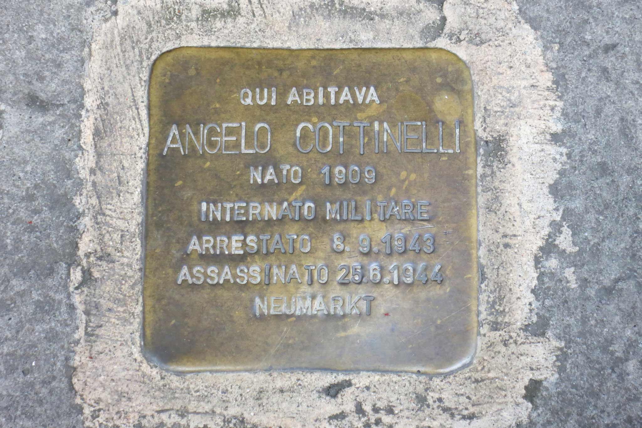 "Pietra d'inciampo" per Angelo Cottinelli davanti alla casa di famiglia a Brescia, 2012. Il nipote Vincenzo Cottinelli – a cui lo zio morente ha lasciato in eredità nel suo testamento la sua scatola di costruzioni – si è impegnato per anni a mantenere viva la memoria di Angelo Cottinelli.