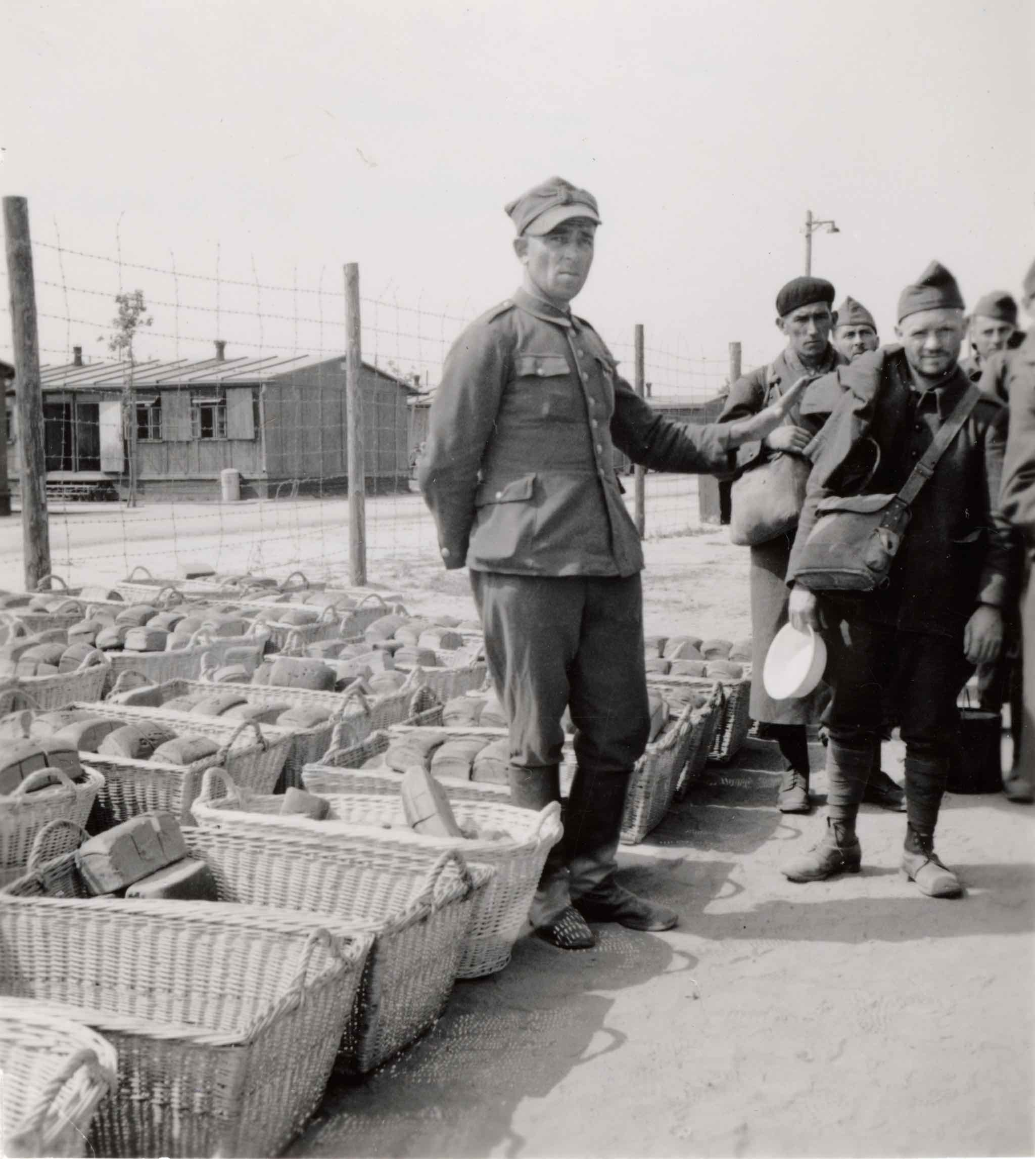 Французские военнопленные на раздаче хлеба, незадолго до отправки на работы. <br />Нюрнберг-Лангвассер, 1940 г.